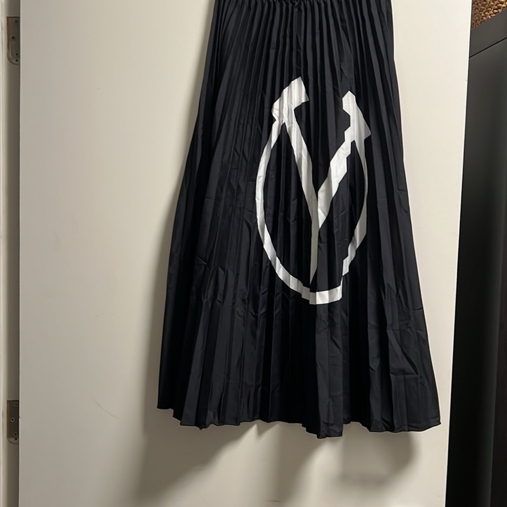 Pleated Satin Midi Skirt Black & White V Logo XS